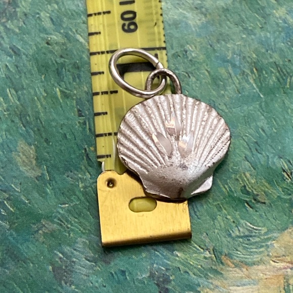 5/$10❤️❤️❤️ Vintage 80s Seashell Pendant Charm - Picture 3 of 3